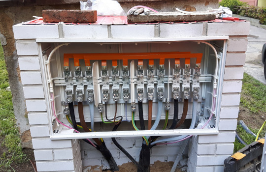 4. Rozpojovací instalační skříň s několika připojeními