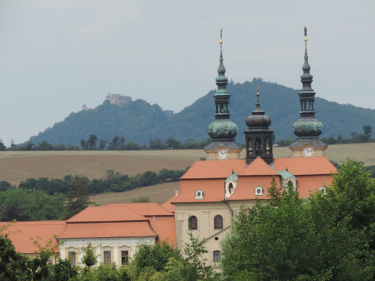 8. Poutní místo Velehrad, v pozadí hrad Buchlov