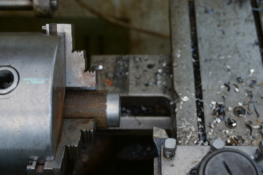 35. Správné upnutí ve sklíčidle – obrobek nevyčnívá a je uchycen blízko těžiště