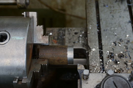 36. Obrobek vyčnívá ze sklíčidla, hrozí vylomení nožem ven