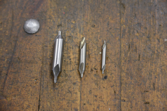 45. Středicí vrtáky různých velikostí 