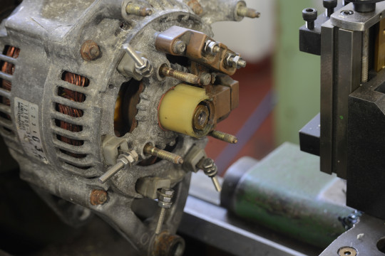 46. Příklady středicích důlků z praxe – hřídel alternátoru z auta