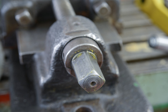 48. Příklady středicích důlků z praxe – osa na strojním svěráku