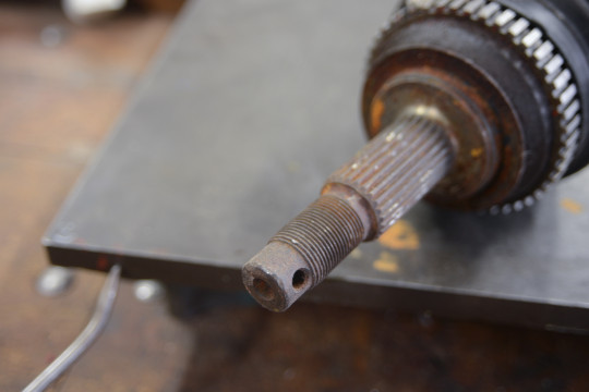 49. Příklady středicích důlků z praxe – poloosa z auta