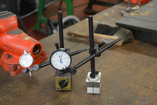 54. Magnetický stojánek