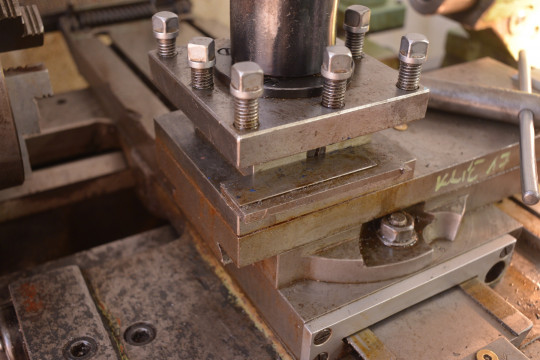 57. Podložky pod nožem se musí překrývat, jinak se nůž prohýbá