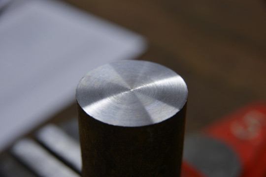 60. Povrch po čelním soustružení s různými řeznými rychlostmi.