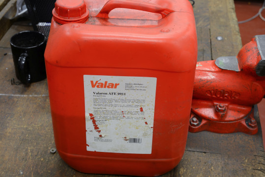 64. Emulgační olej v kanystru