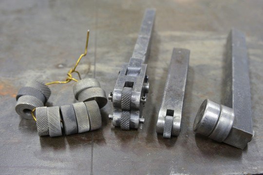 115. Různé držáky a kolečka