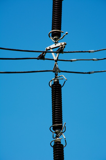 60. Závěsné izolátory z porcelánu s ochrannými kruhy