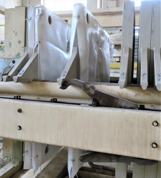 4. Detail desek rámového kalolisu