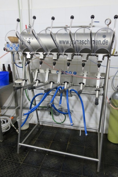 44. Ručně ovládaná plnička plastových lahví