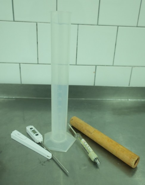 2. Pomůcky pro stanovení hustoty mléka