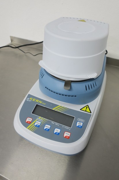 14. Analyzátor vlhkosti – sušící váha