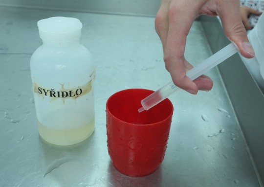 28. Odměření dávky syřidla a jeho zředění pitnou vodou