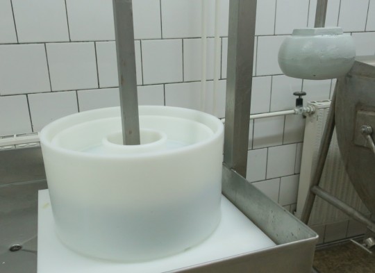 32. Lisování tvrdého sýra na mechanickém lisu