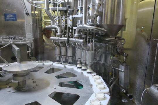 11. Plnička jogurtů