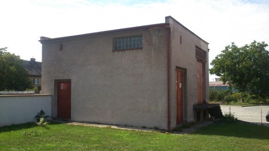 7. Typická zděná distribuční trafostanice VN/NN, ve které jsou ukončeny zemní kabely