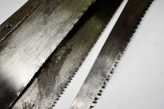 Různě husté zuby na pilkách na dřevo