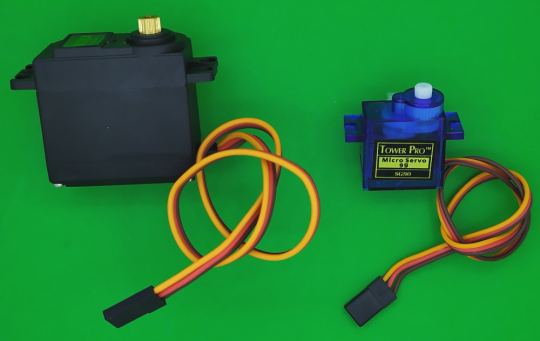 11. Modelářské servo – vlevo MG996R, vpravo SG90