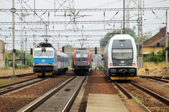 13.Setkání vlaků dálkové i příměstské železniční dopravy