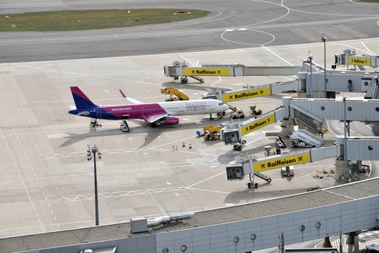 19. Letecká doprava, letadlo na letišti (Stanislav Doronenko)