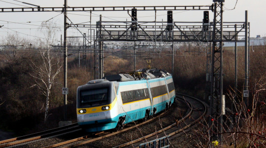 2. Dálková veřejná doprava – expresní vlak na lince Praha–Ostrava.