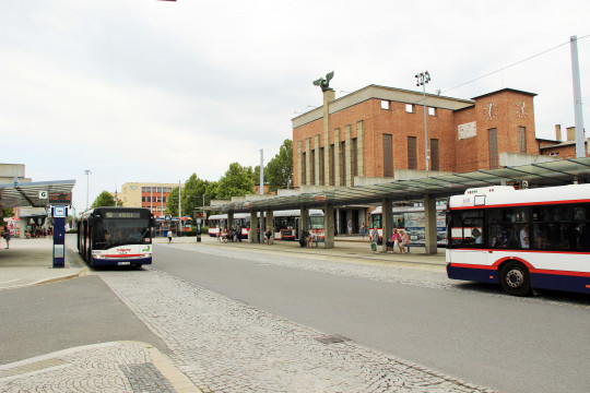 3. Přestupní uzel městské hromadné dopravy v přednádražním prostoru (Olomouc).