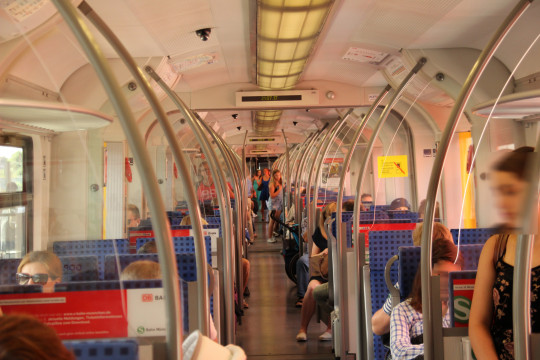 19. Interiér elektrické jednotky S-bahn Mnichov řešený obdobně jako soupravy metra.