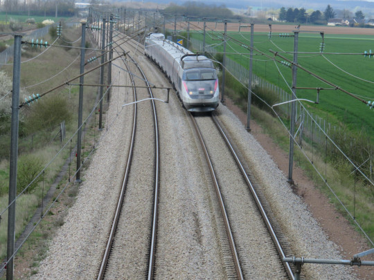 23. Vysokorychlostní vlak TGV projíždí vysokorychlostní tratí rychlostí 300 km/h.