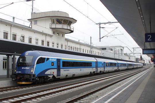 24. Netrakční jednotka railjet dopravce ČD a.s. s lokomotivou.