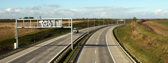 51. Příčné uspořádání dálnice jako čtyřpruhové, směrově rozdělené komunikace.