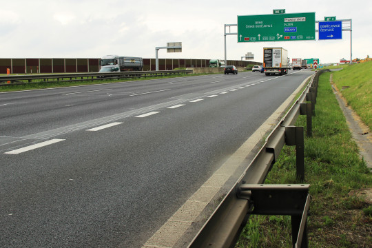 54. Přídatný jízdní pruh.