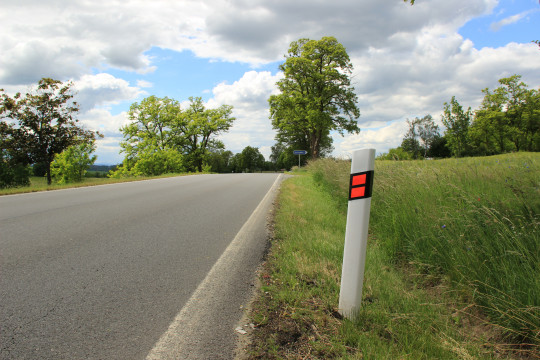 58. Směrový sloupek na pozemní komunikaci.