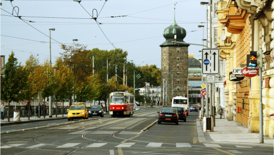 18. Příklad místní komunikace funkční skupiny B „sběrná“ – městská třída s provozem MHD.