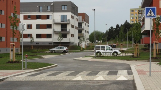 19. Příklad místní komunikace funkční skupiny C „obslužná“ – ulice obsluhující obytnou oblast.