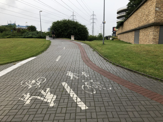 21. Místní komunikace funkční skupiny D2 „s vyloučením motorové dopravy“ – stezka pro pěší a cyklisty.