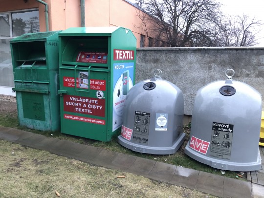 15. Třídění odpadu (staré oblečení, kovový odpad)