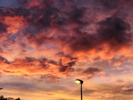 17. Zabarvení oblačnosti (červánky) – vysoký obsah vodní páry v ovzduší