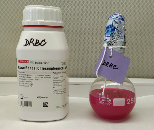 3. Polotuhá živná půda agarová