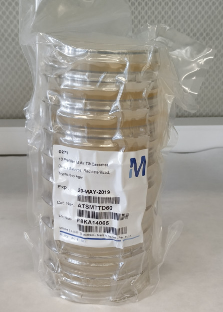 9. Hotové živné půdy v Petriho miskách