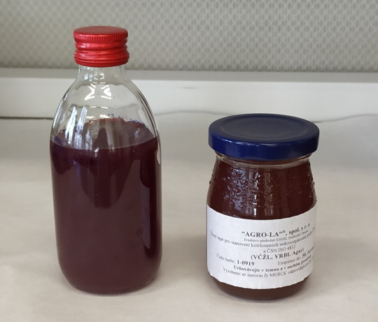 10. Hotové živné půdy v zásobních lahvích