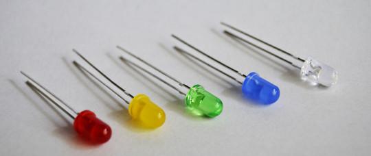 30. LED různých barev