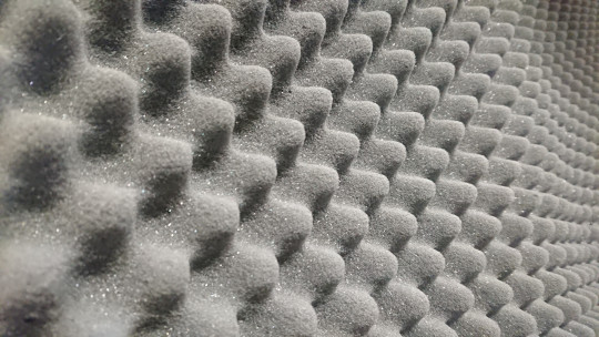 90. Porézní materiál ve formě akustického obkladu