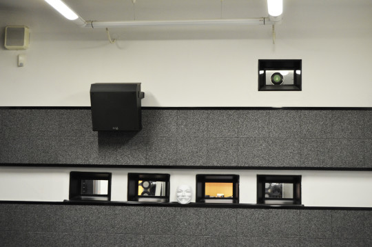 95. Pohled na zadní stranu kinosálu sloužícího zároveň jako učebna