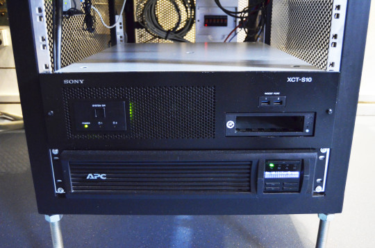30. Kino server disponující vstupními SATA a USB porty, pod kterým se nachází záložní zdroj UPS