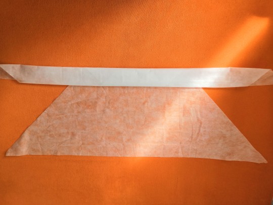 9. Složení dvou trojcípých šátků, jejich spojení při obvazu ramene, nebo kyčle