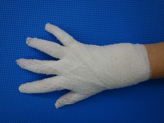 12. Zhotovení obvazu - „Rukavička 1“