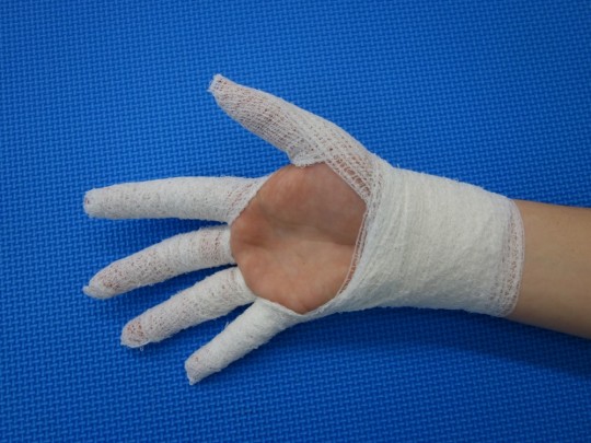 13. Zhotovení obvazu – „Rukavička 2“