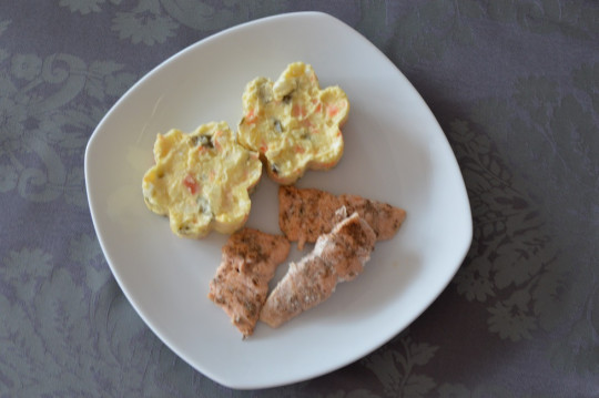 17. Pečený losos, bramborový salát